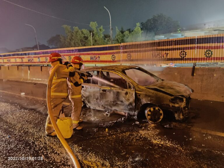 Tiba-tiba Rem dan Gas Tak Berfungsi, Minibus Hangus Terbakar di Tol Lingkar Timur