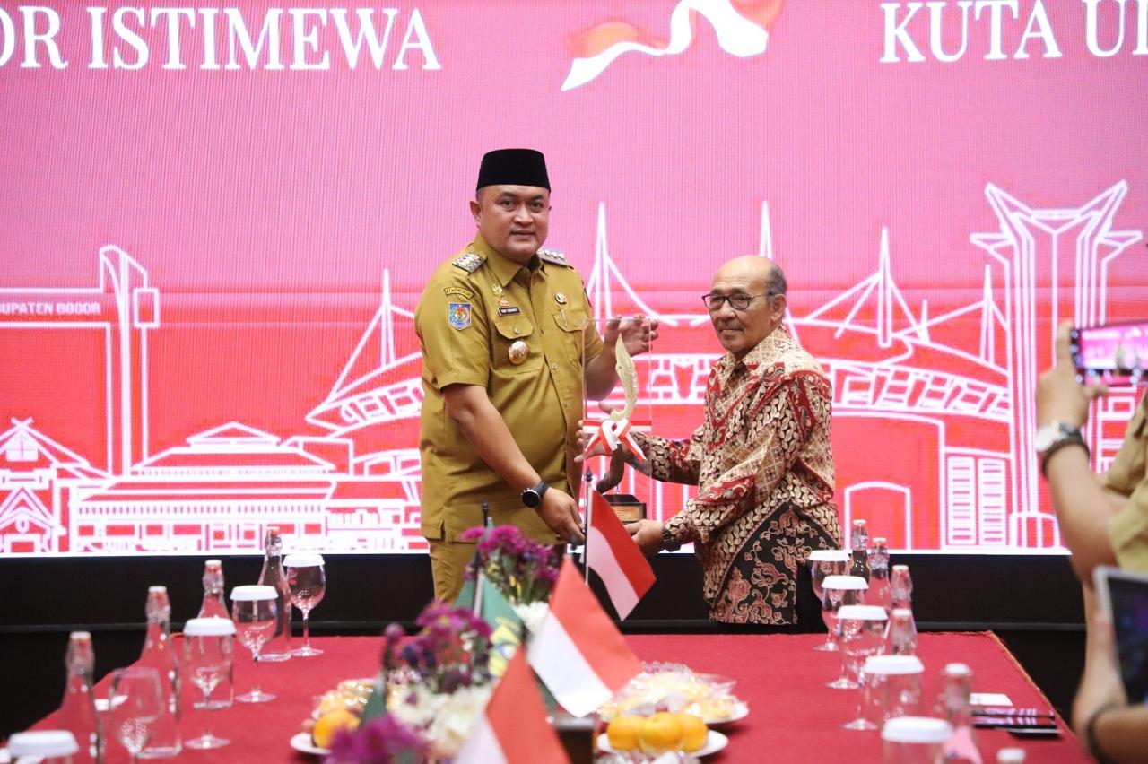 Rudy Susmanto Hadiahi Ibadah Umroh Gratis Dan Bantuan Kaki Palsu Untuk Tokoh Inspiratif Kabupaten Bogor