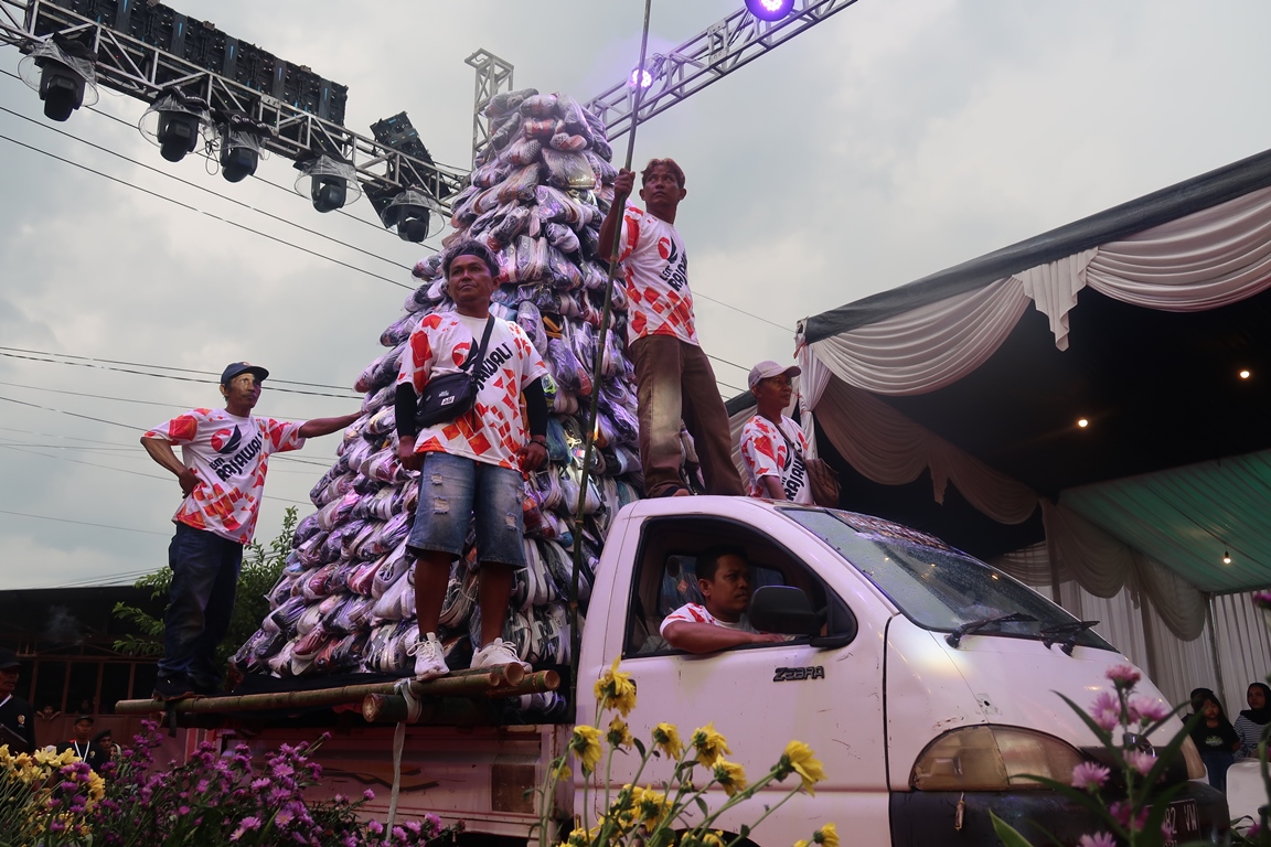 Gunungan Sepatu 7  Meter di Ruwat Desa Medali Mojokerto