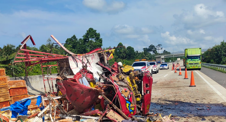 Kecelakaan di KM 23 Tol Trans Sumatera, Truk Muatan Ayam Potong Tabrak Colt Diesel