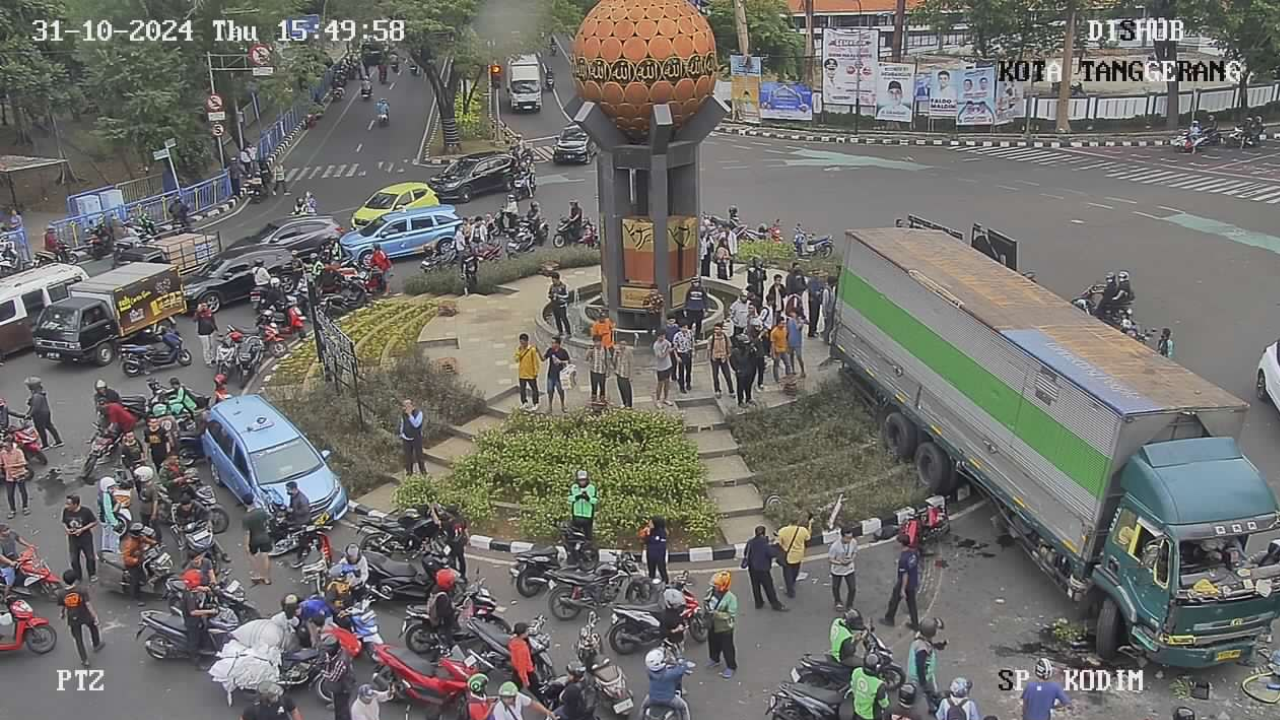 Terekam Kamera! Detik-Detik Truk Kontainer Tabrak 16 Kendaraan di Cipondoh Tangerang