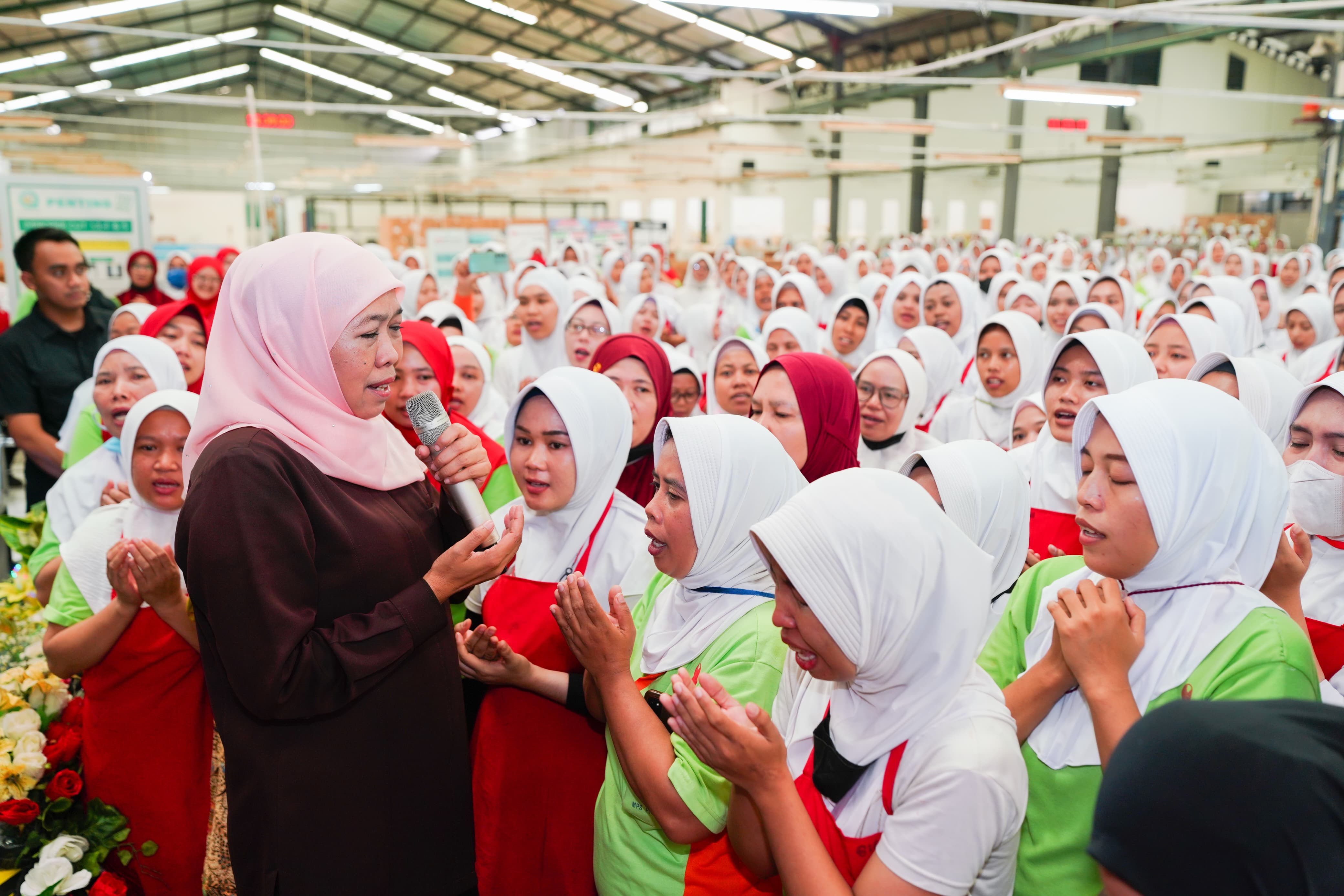 Khofifah Selawatan Bersama Ribuan Pekerja MPS Prigen, Motivasi Perempuan Tangguh untuk Sukses