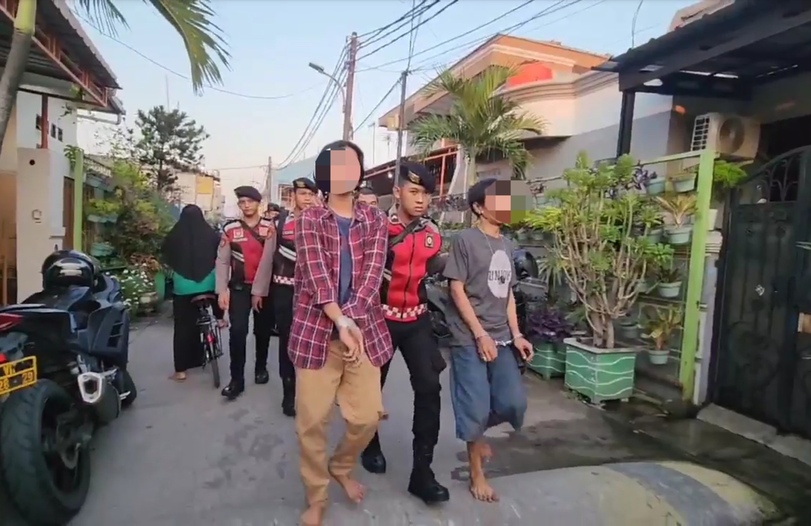 Ratusan Polisi Gerebek Sarang Narkoba Kampung Bahari, 31 Orang Ditangkap!