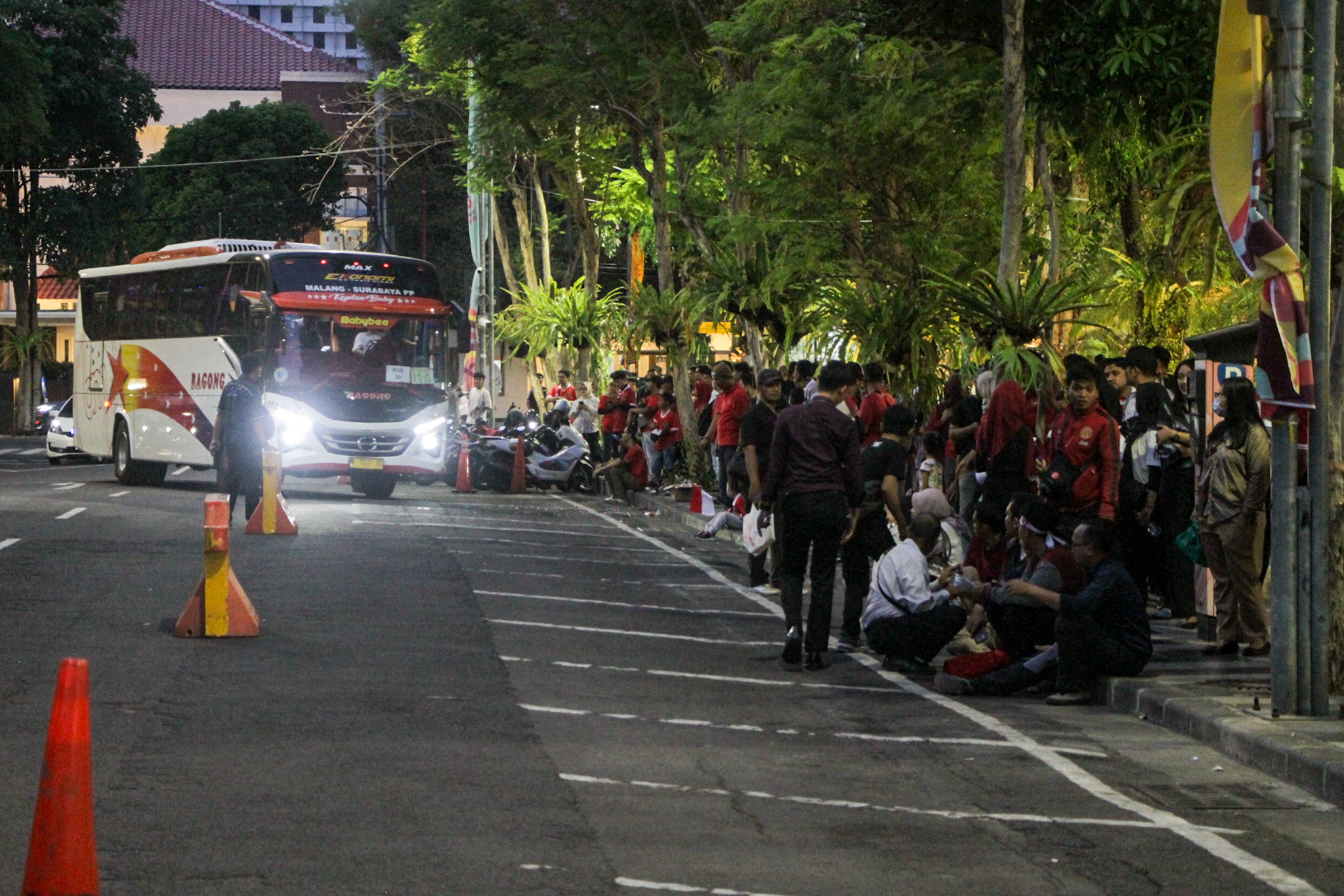 Penjemputan Shuttle Bus Piala Dunia U-17 Telat, Suporter Telantar di Balai Kota Surabaya