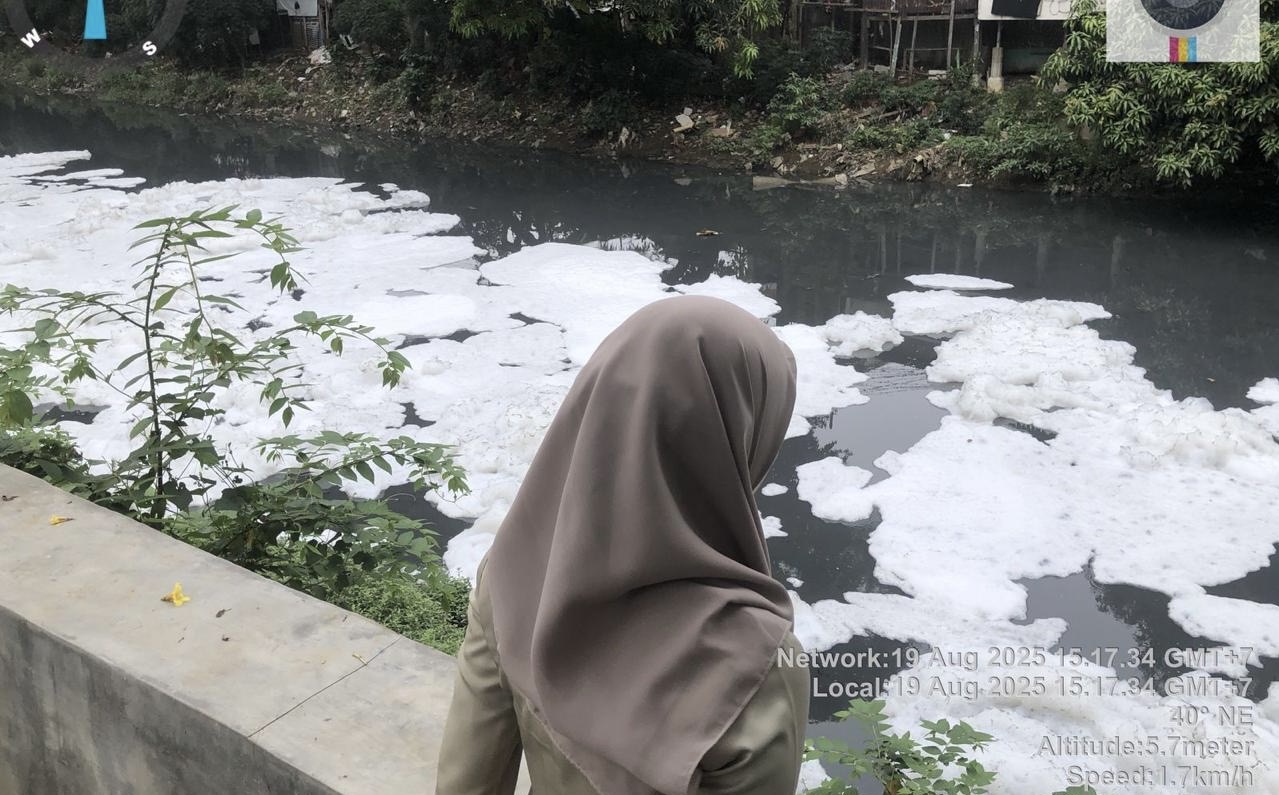 Limbah Busa 'Salju' Penuhi Aliran Kali Sunter, DLH Turun Tangan