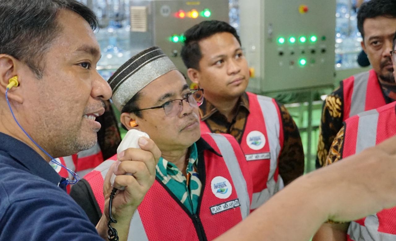 Masjid Istiqlal Tinjau Pabrik AQUA Mekarsari, Benarkah Kualitas dan Kehalalan Terjaga?