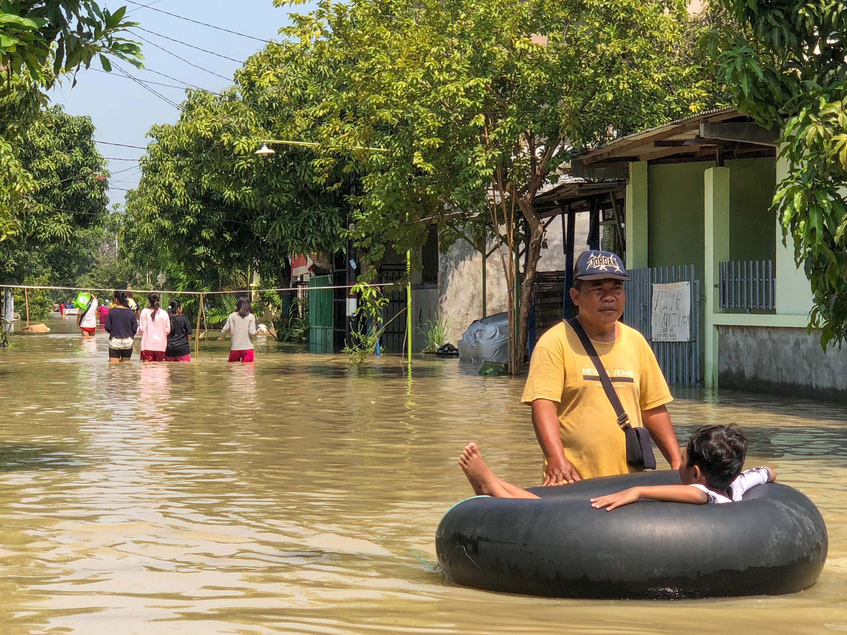 Sahur Perdana Warga Menganti Gresik Dikepung Banjir, Tanggul Jebol Diduga Jadi Pemicu