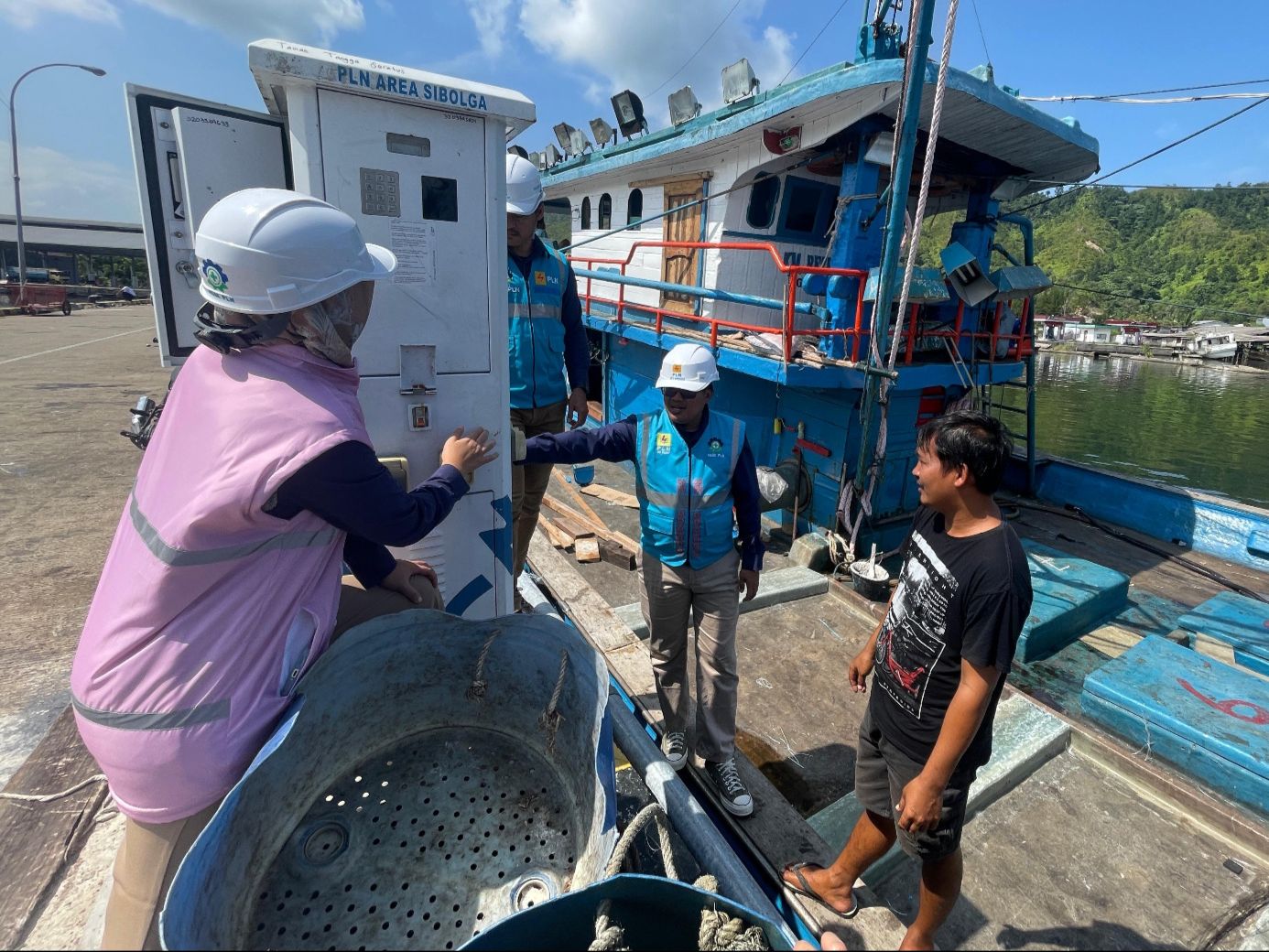 Jauh Lebih Hemat dan Cepat, Nelayan Tapanuli Tengah Kini Gunakan Listrik dari SPLU PLN di Tempat Pelelangan Ikan