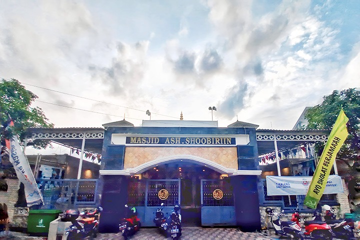 Serial Geliat Masjid Perumahan (Seri 21): Masjid Ash Shobiriin, Surabaya; Sahabat Ojol