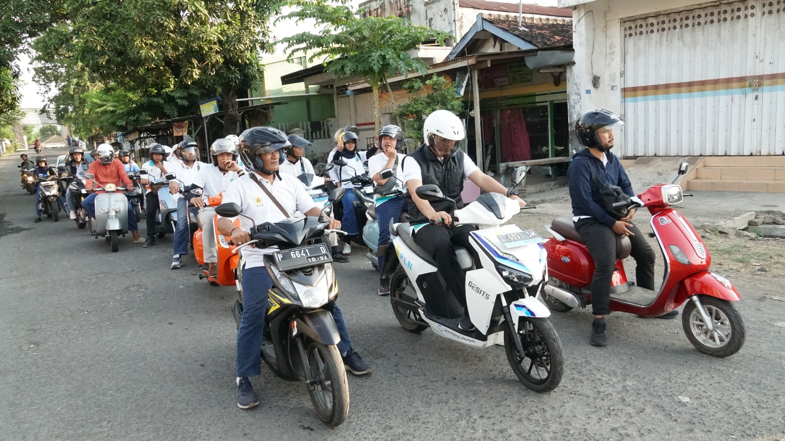 PLN-Komunitas Traccher Konvoi Kendaraan Listrik di Situbondo: Menuju Indonesia Hijau!