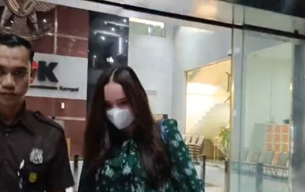 Usai Diperiksa KPK, Istri Kapolres Batu Bungkam saat Dicecar Terkait Kasus CSR BI