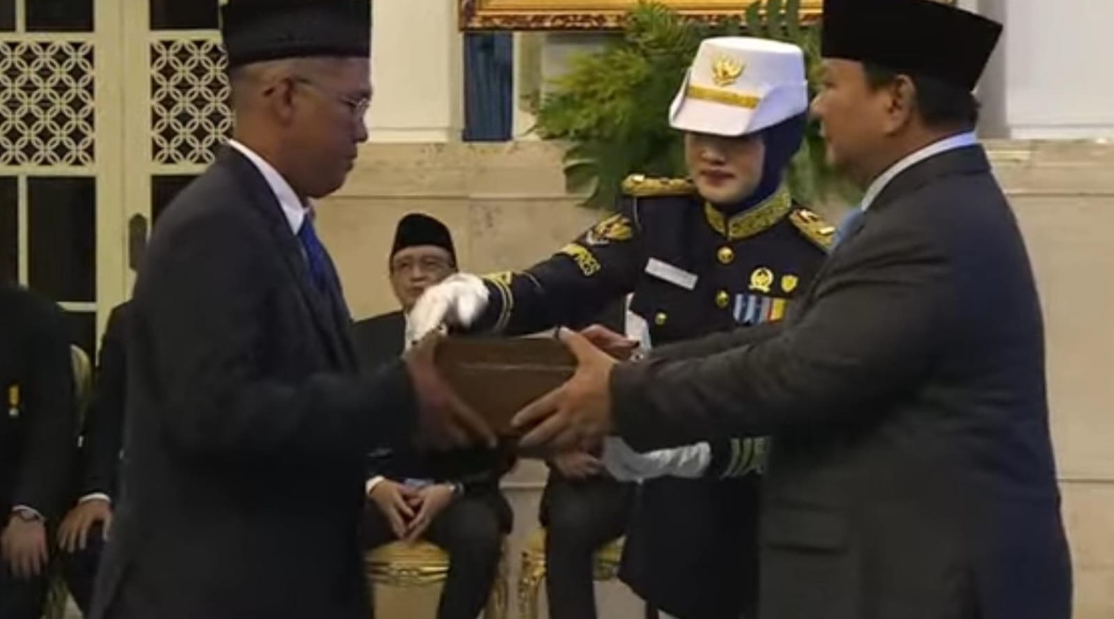 Keliru, Gombloh Disebut sebagai Pencipta Lagu Bengawan Solo dalam Penghargaan di Istana Negara