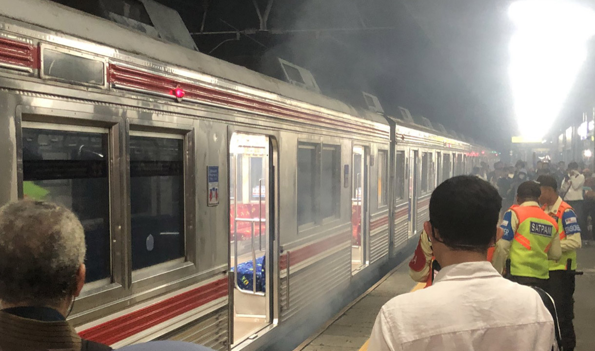 Gerbong KRL Keluarkan Asap di Stasiun Pasar Minggu Arah Bogor, Penumpang Berhamburan Selamatkan Diri