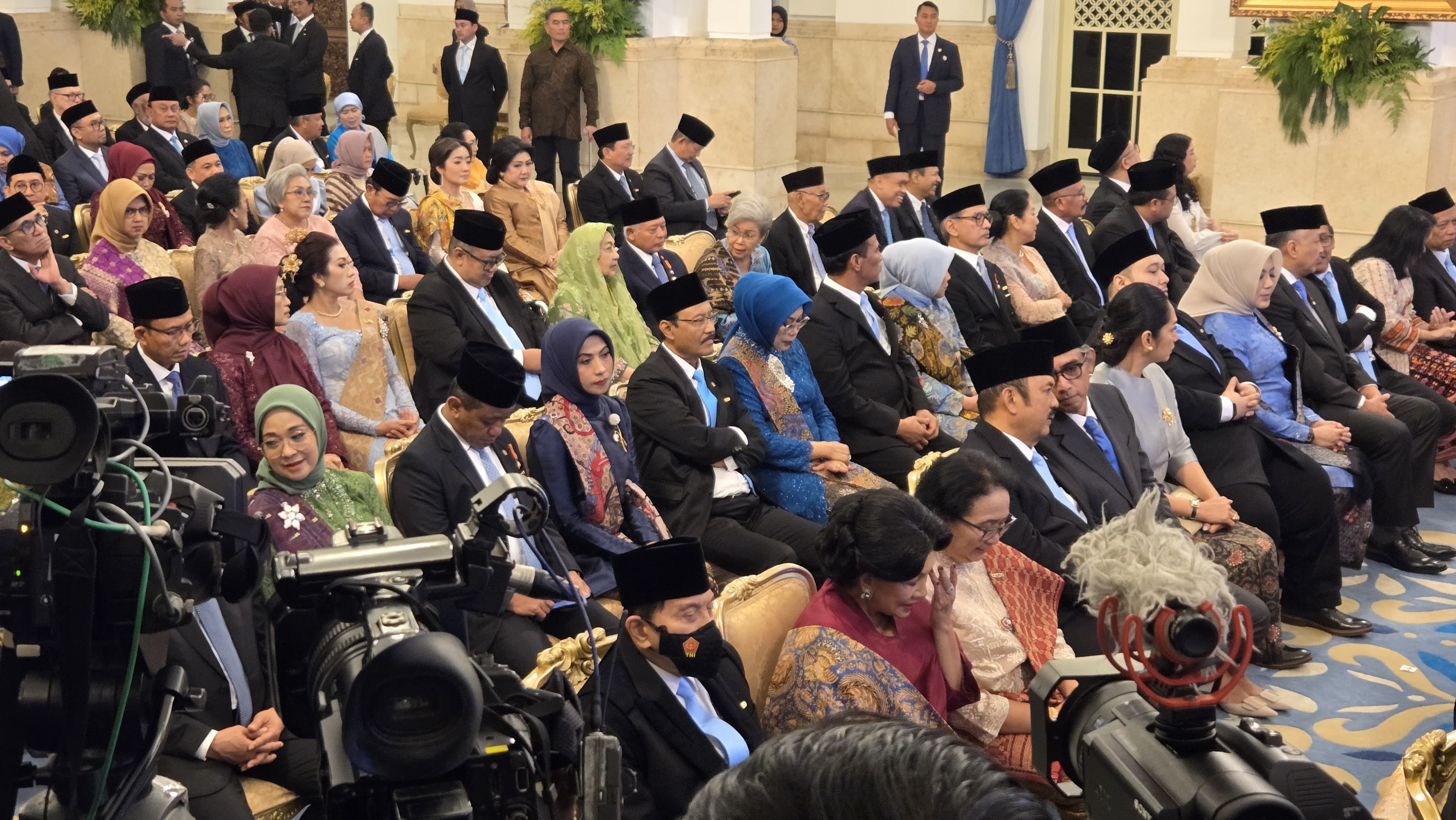 Daftar Lengkap Menteri dan Kepala Badan Kabinet Merah Putih yang Dapat Penghargaan Tanda Jasa dari Prabowo