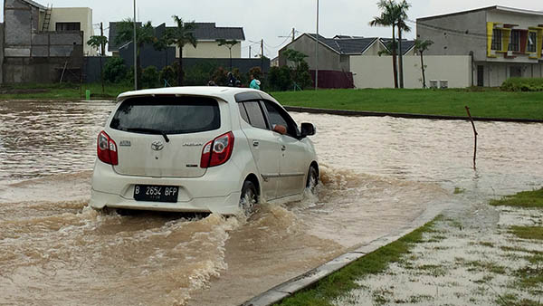 4 Bahaya Terabas Banjir Saat Berkendara yang Dapat Kuras Isi Kantong 