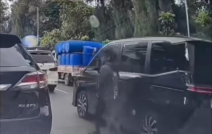 Viral Begal Spion Mobil Beraksi di Tengah Kemacetan, Pelaku Diburu Polsek Penjaringan!
