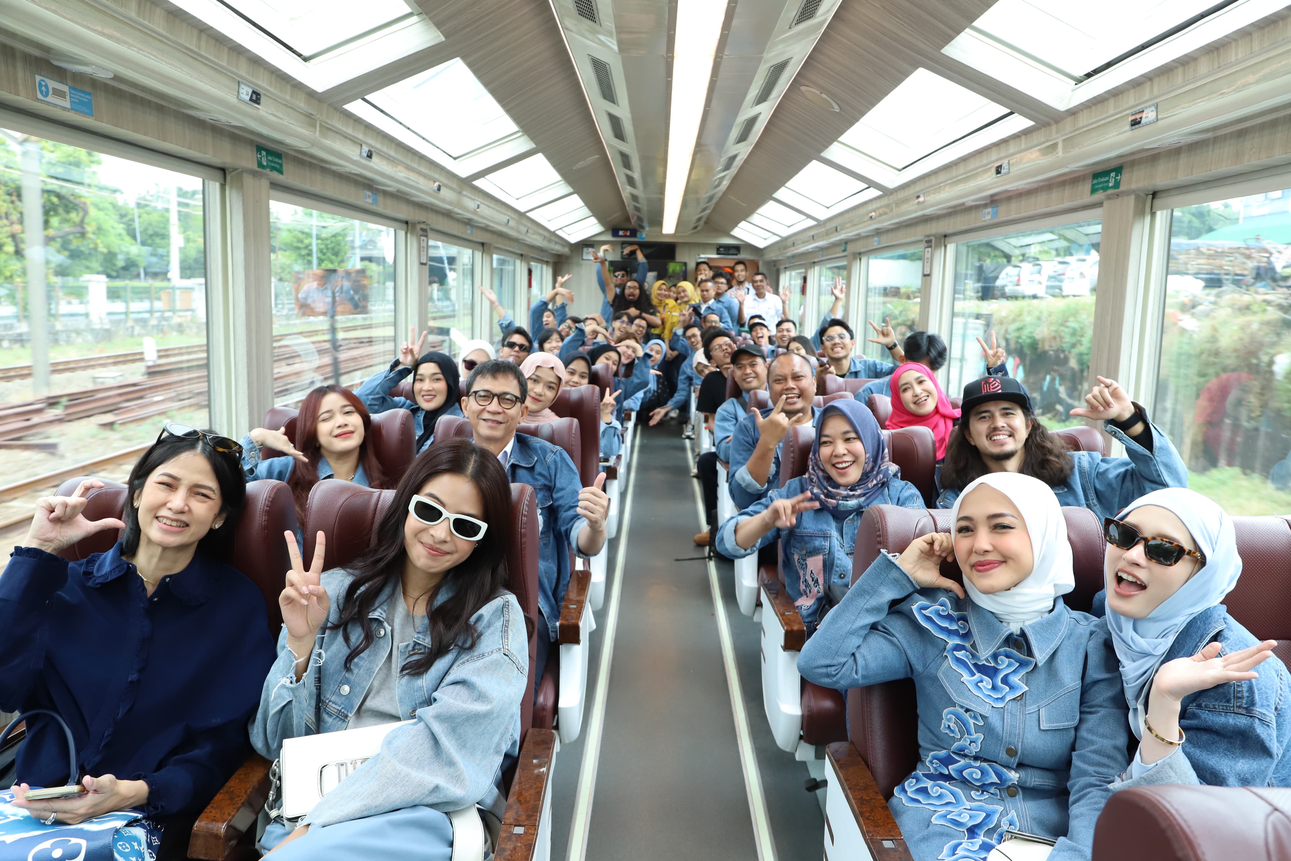 Intip Gaya Maudy Ayunda dan Inara Rusli Traveling Bareng KAI Naik Panoramic, Kompak Pakai Denim