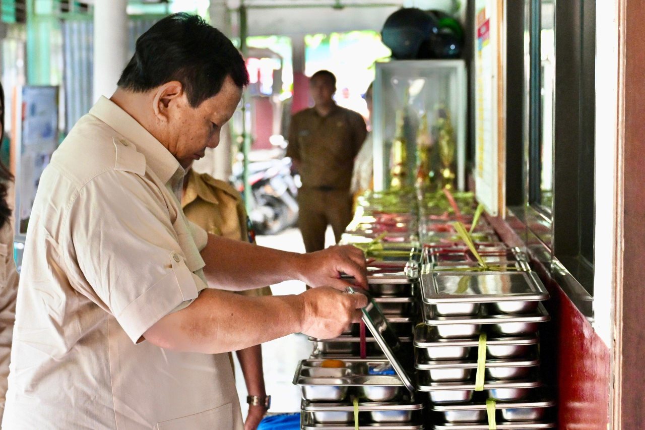 Prabowo Pastikan MBG Jalan Terus, Semua Dapur Dilengkapi Sistem Sterilisasi dan Test Kit