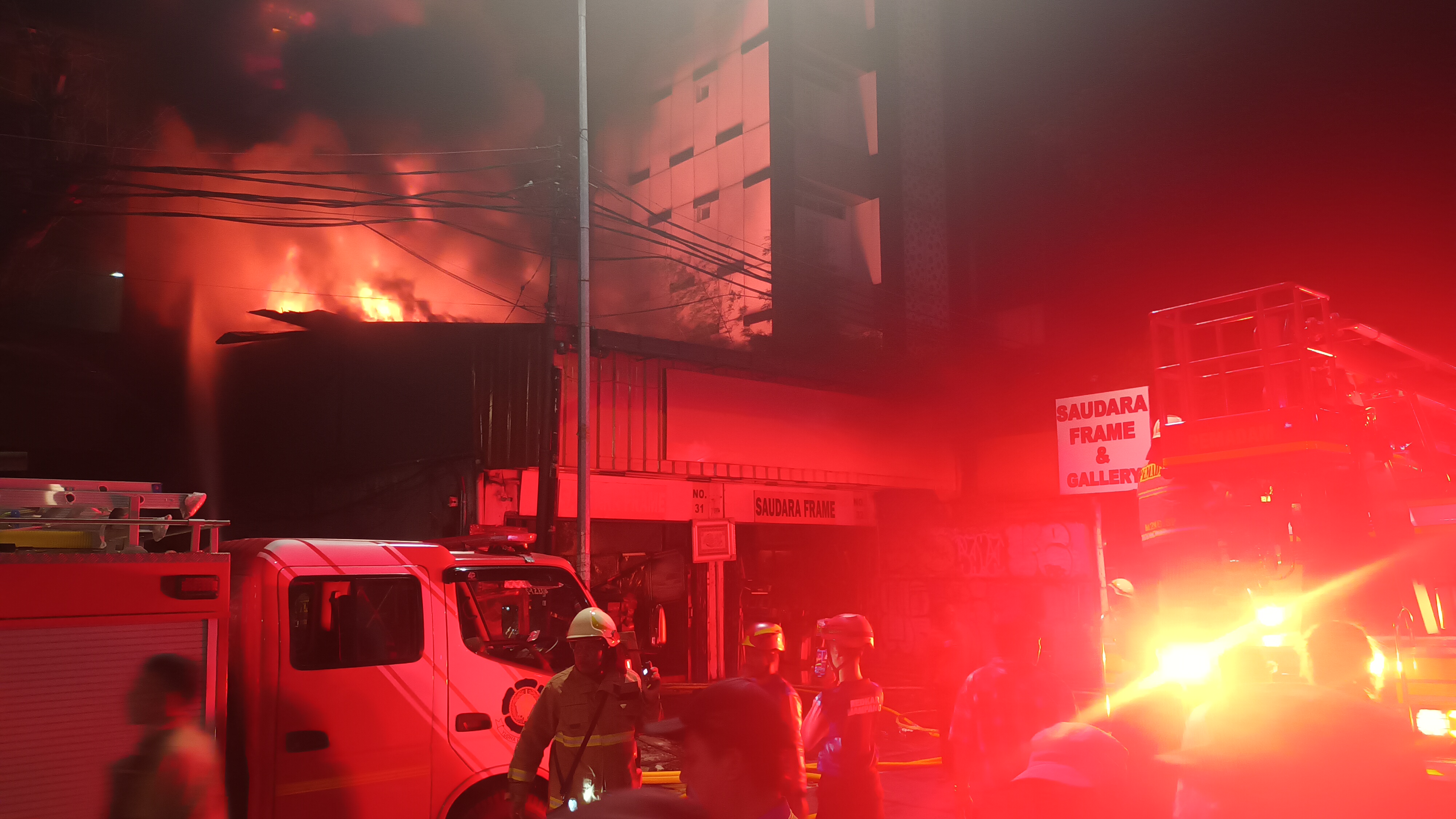 Kebakaran Toko Bingkai di Mampang, 7 Orang Terjebak, 2 di Antaranya Anak-anak