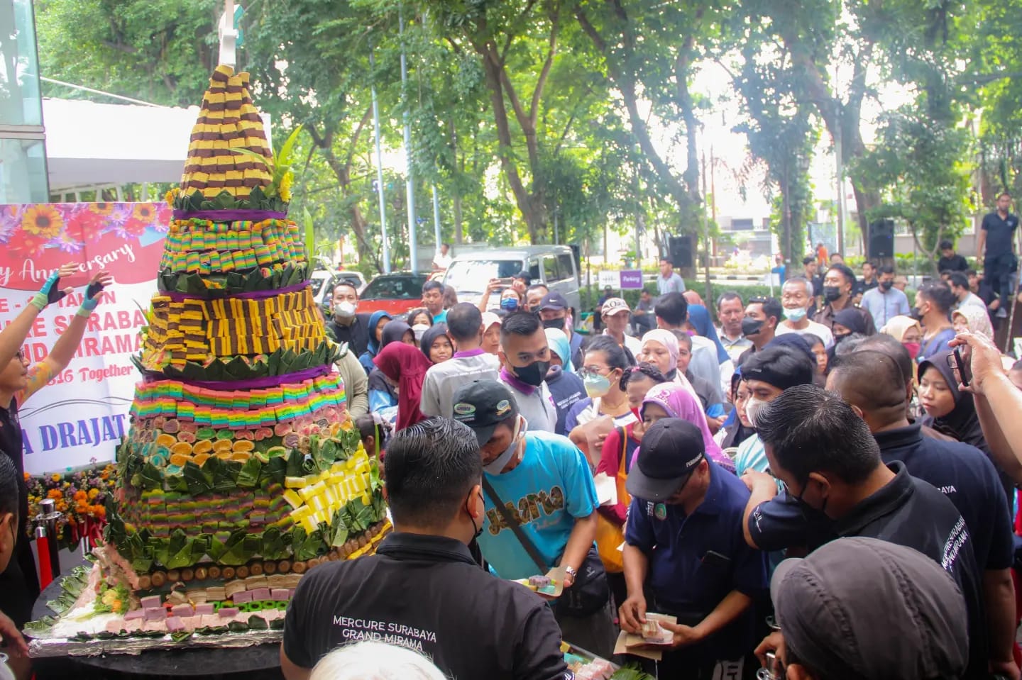 Kue Lapis 1,6 Meter Tandai HUT ke-16 Mercure Surabaya Grand Mirama