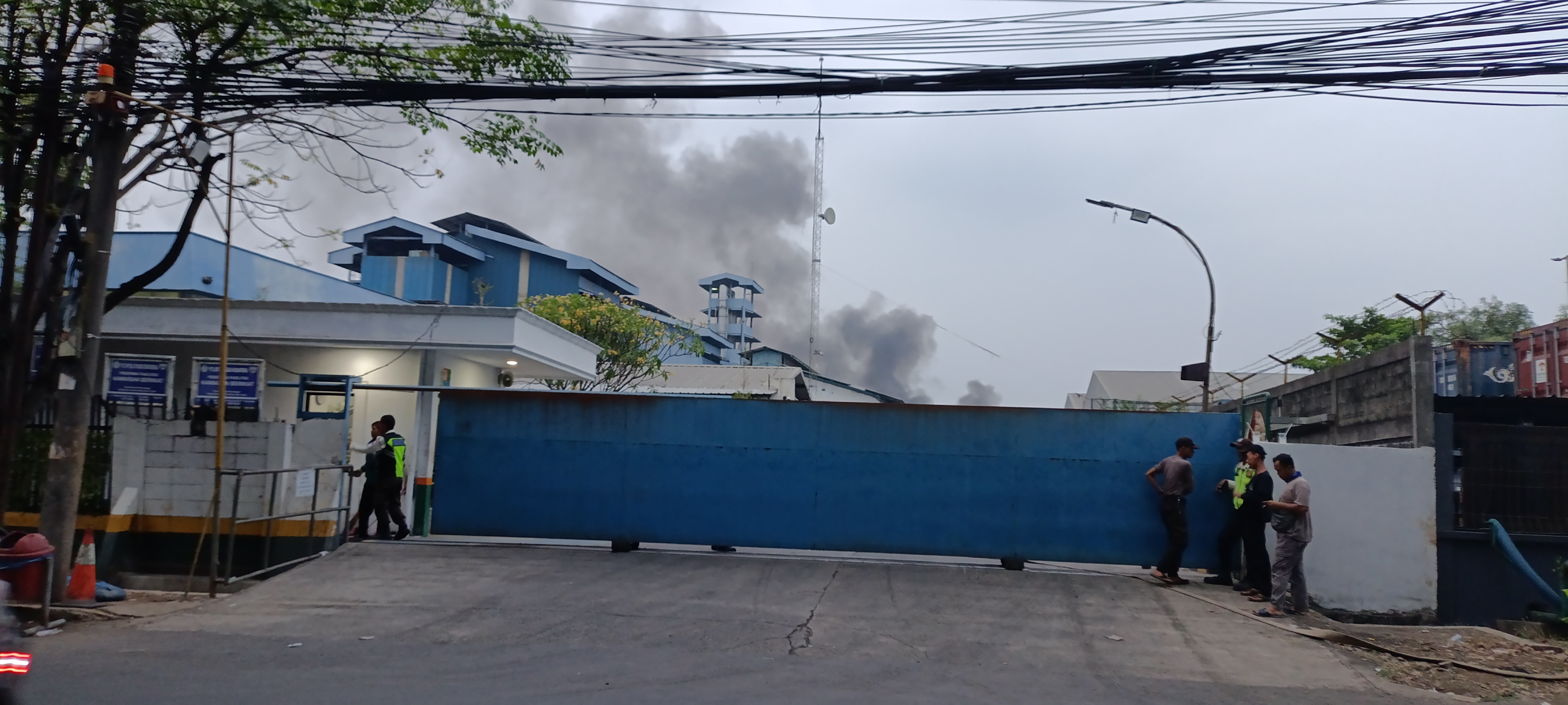 Hingga Malam, Kebakaran Pabrik di Bekasi Belum Juga Padam