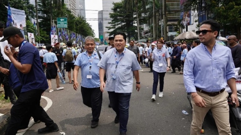 Erick Thohir Jalan Kaki Hadiri Kampanye Prabowo-Gibran 