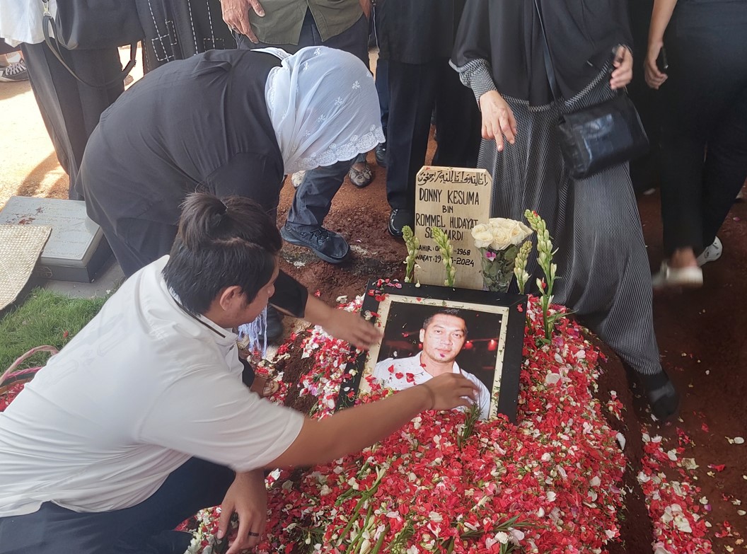 Pemakaman Donny Kesuma di TPU Tanah Kusir Diiringi Isak Tangis Keluarga
