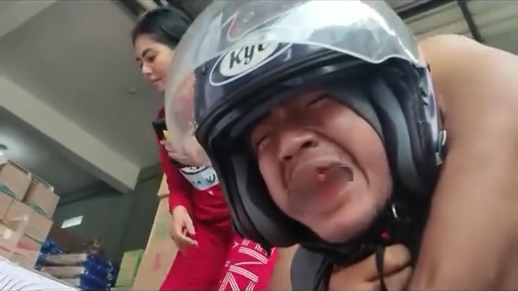 Apesnya Kurir di Madura, Kirim Barang COD Tak Sesuai Pesanan Malah Dicekik Pelanggan