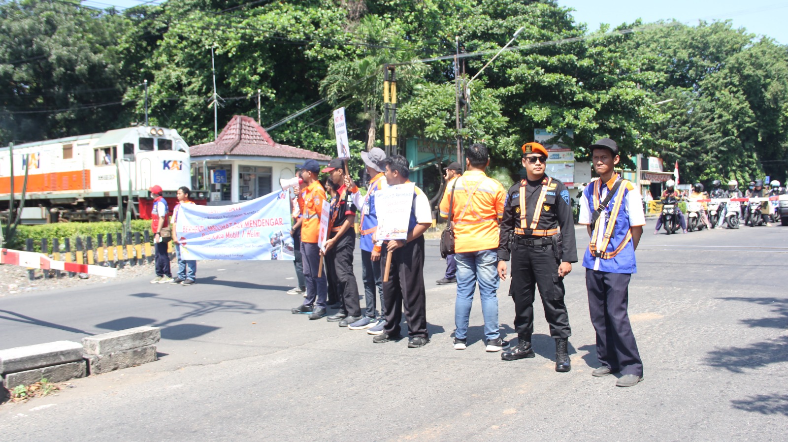 Daop 8 Surabaya Gelar Sosialisasi Keselamatan Berkendara di Perlintasan Sebidang Menjelang Lebaran 2024