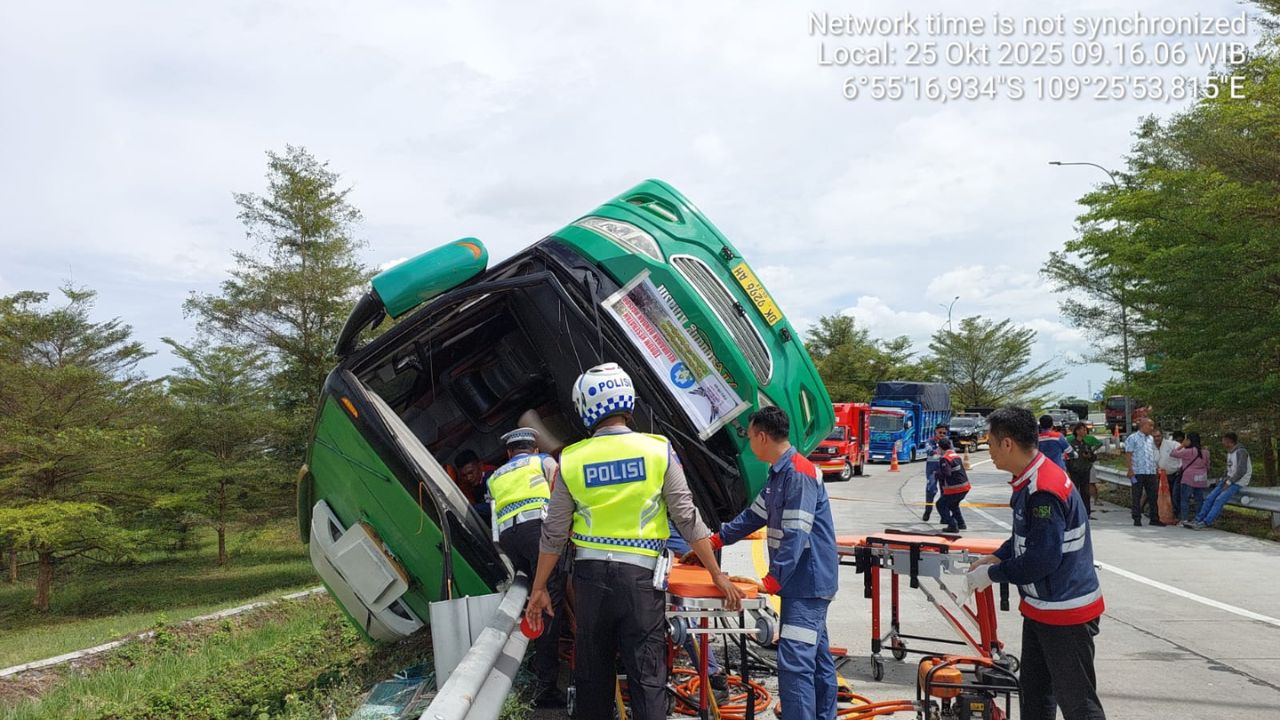 Kronologi Lengkap Laka Bus Pariwisata Terguling di Tol Pemalang