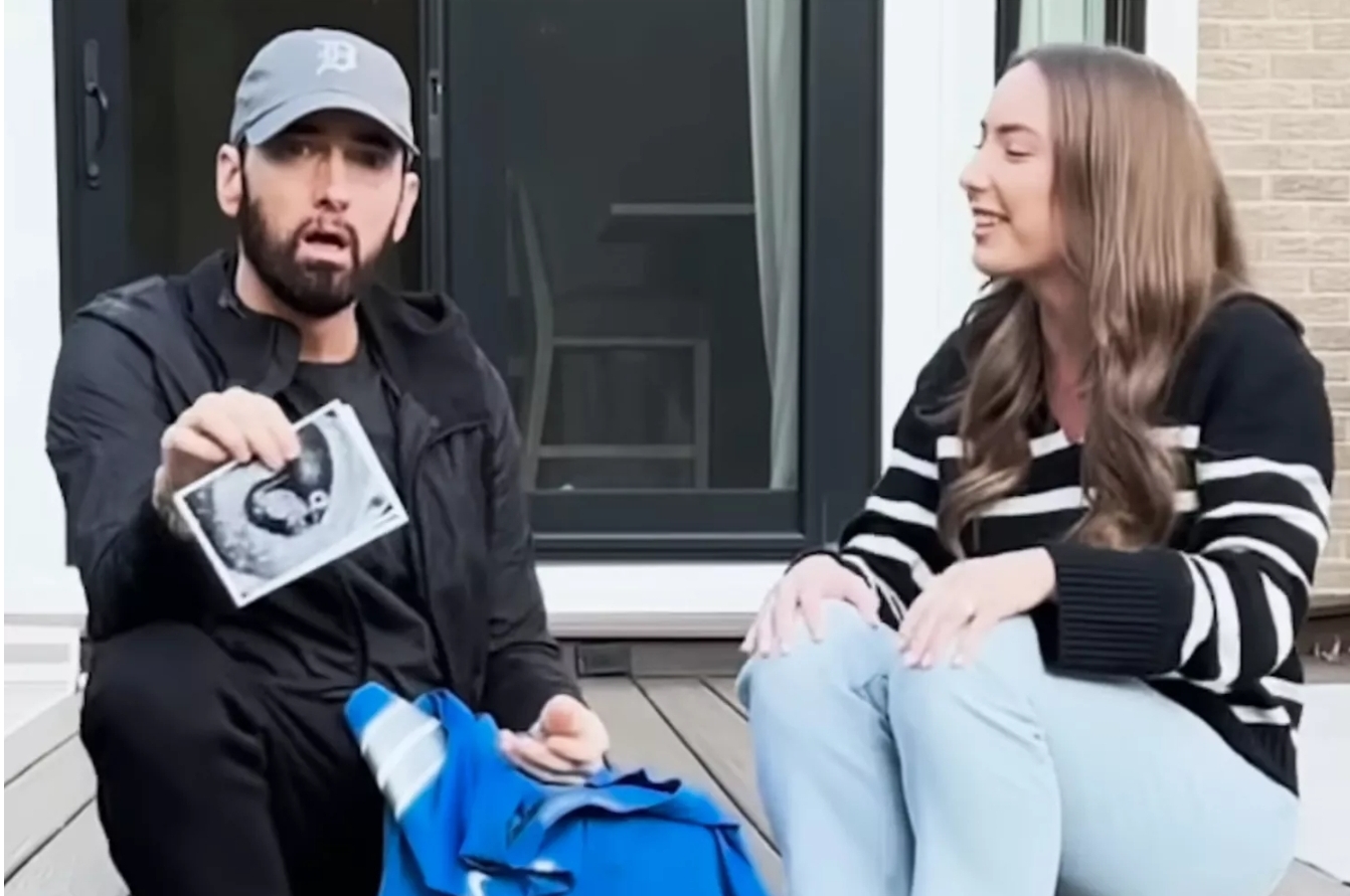 Eminem Kenang Momen Mencekam saat Ia dan Putrinya Dikerubungi Fans