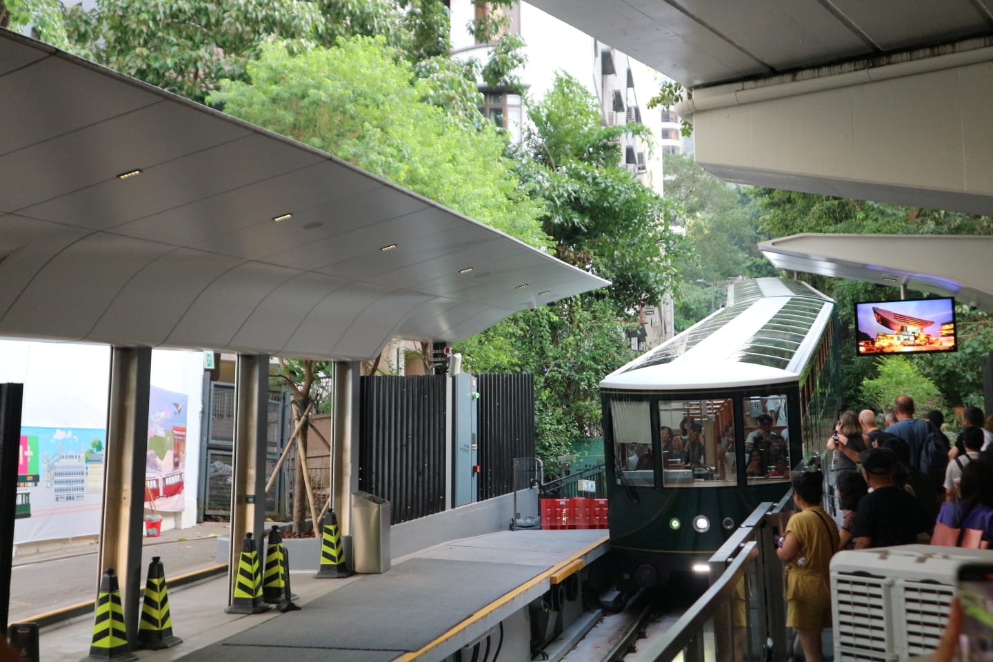 Hong Kong, Metropolitan yang Semakin Memikat (1): Naik Trem Jalur Menanjak ke Peak Tower