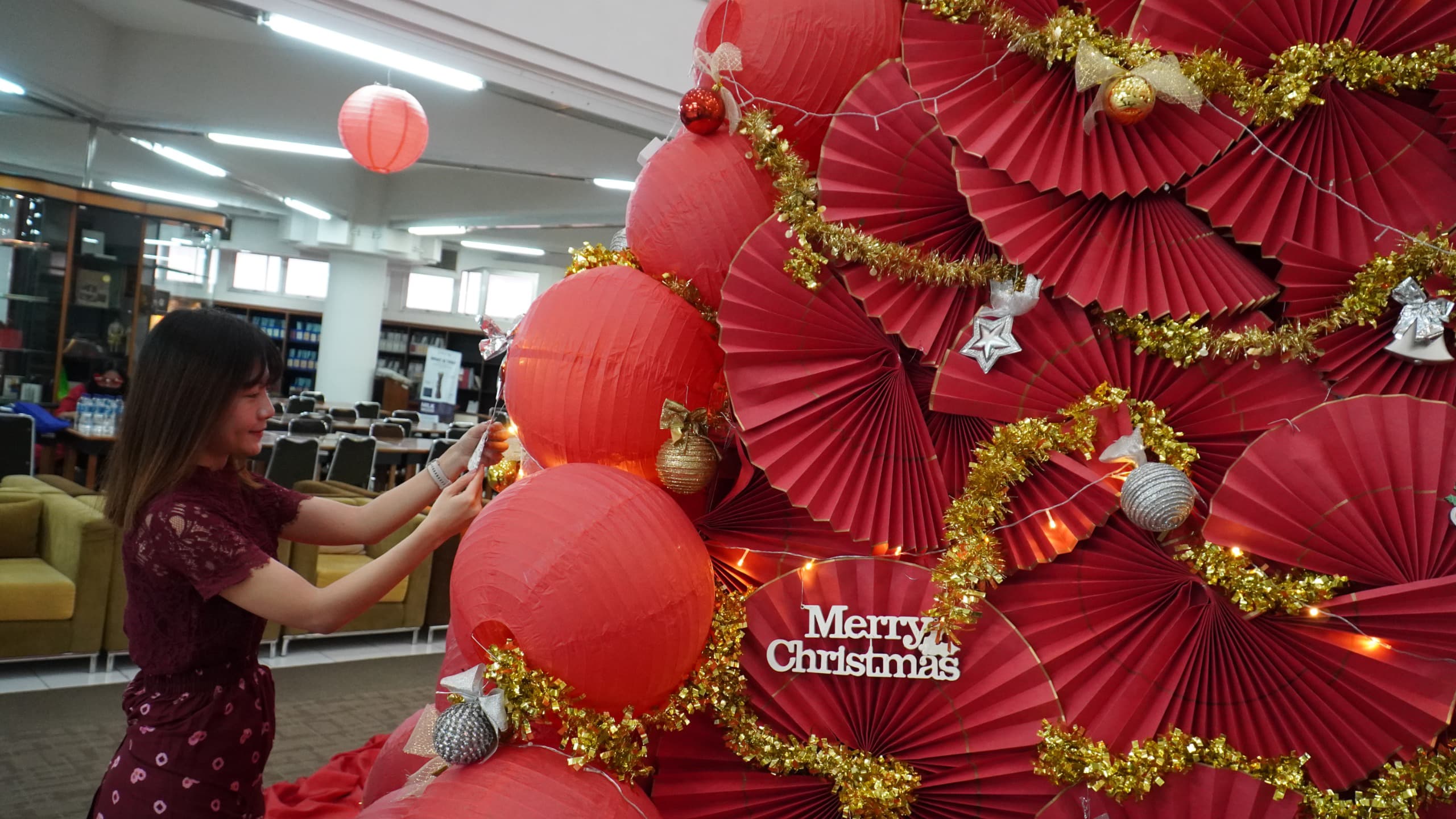 Chinese Ornament Christmas Tree dan Pohon Natal Kresek Hiasi Kampus PCU