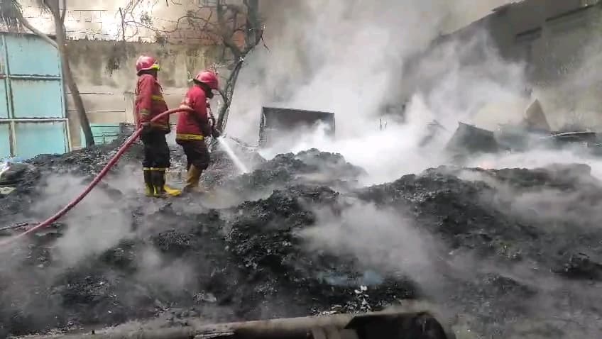 Miris! Pabrik Plastik di Tangerang Terbakar, Petugas Damkar Luka Bakar 18%