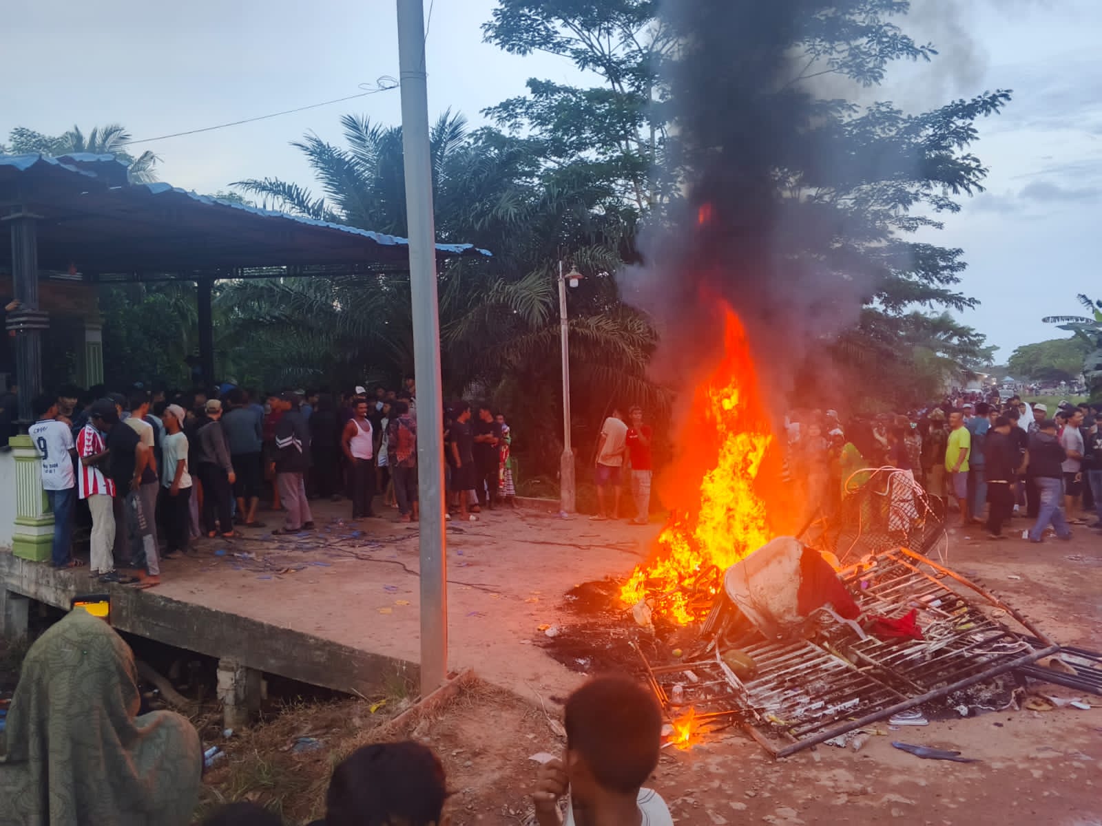 Aksi Demo Anti Narkoba di Rohil Berubah Ricuh, Massa Bakar Rumah Diduga Bandar