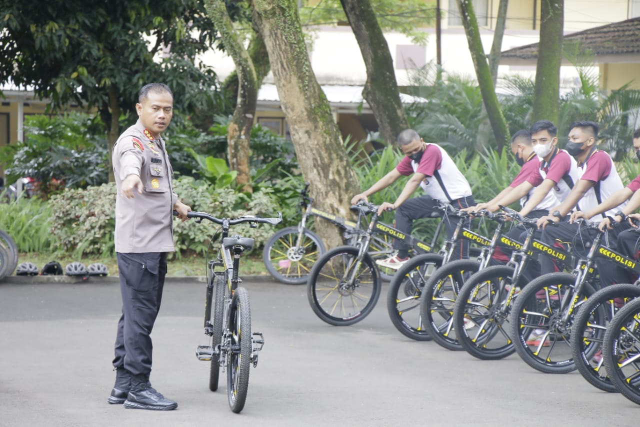 Personel Ditsamapta Polda Banten Patroli Sepeda Saat Ramadan