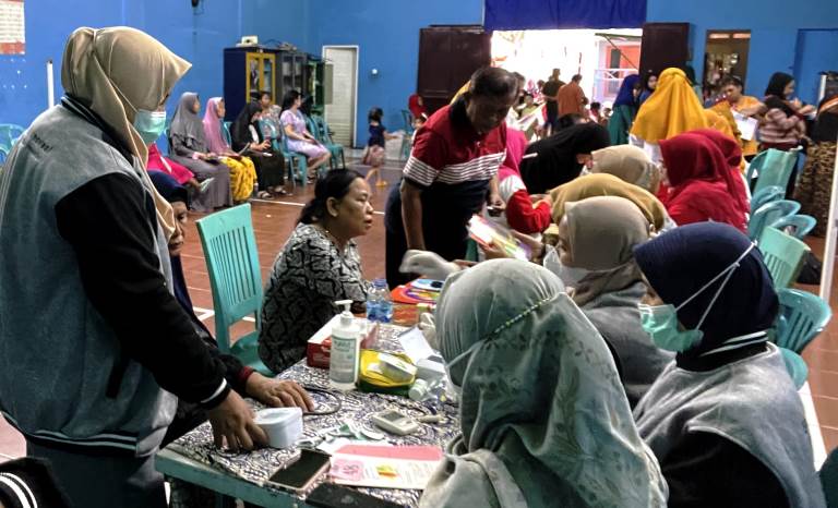 Mahasiswa UM Surabaya Ajak Warga Berbisnis Teh dan Jaga Kesehatan