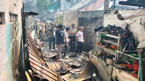Kebakaran Habiskan Rumah Warga di Tambora, Korsleting di Tiang Listrik Jadi Biang Bencana