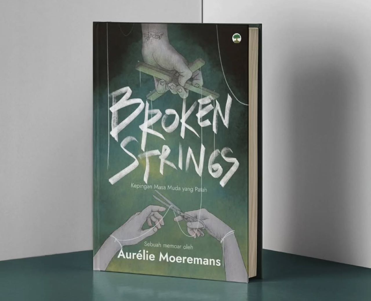 Refleksi Buku Aurelie Moeremans, Broken Strings-Fragments of a Stolen Youth: Benang-Benang yang Putus, Luka yang Menyambung