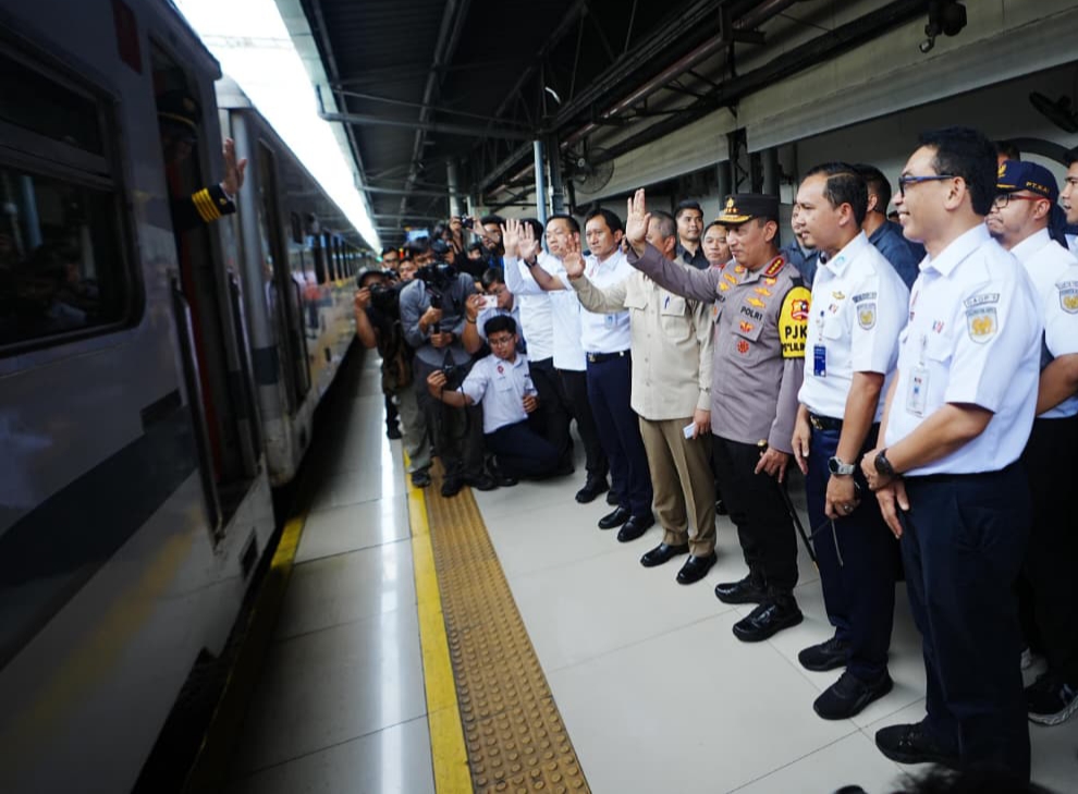 Pastikan Layanan Kereta Siap di Libur Nataru, Kapolri bersama Menhub dan Dirut KAI Tinjau Stasiun Pasar Senen