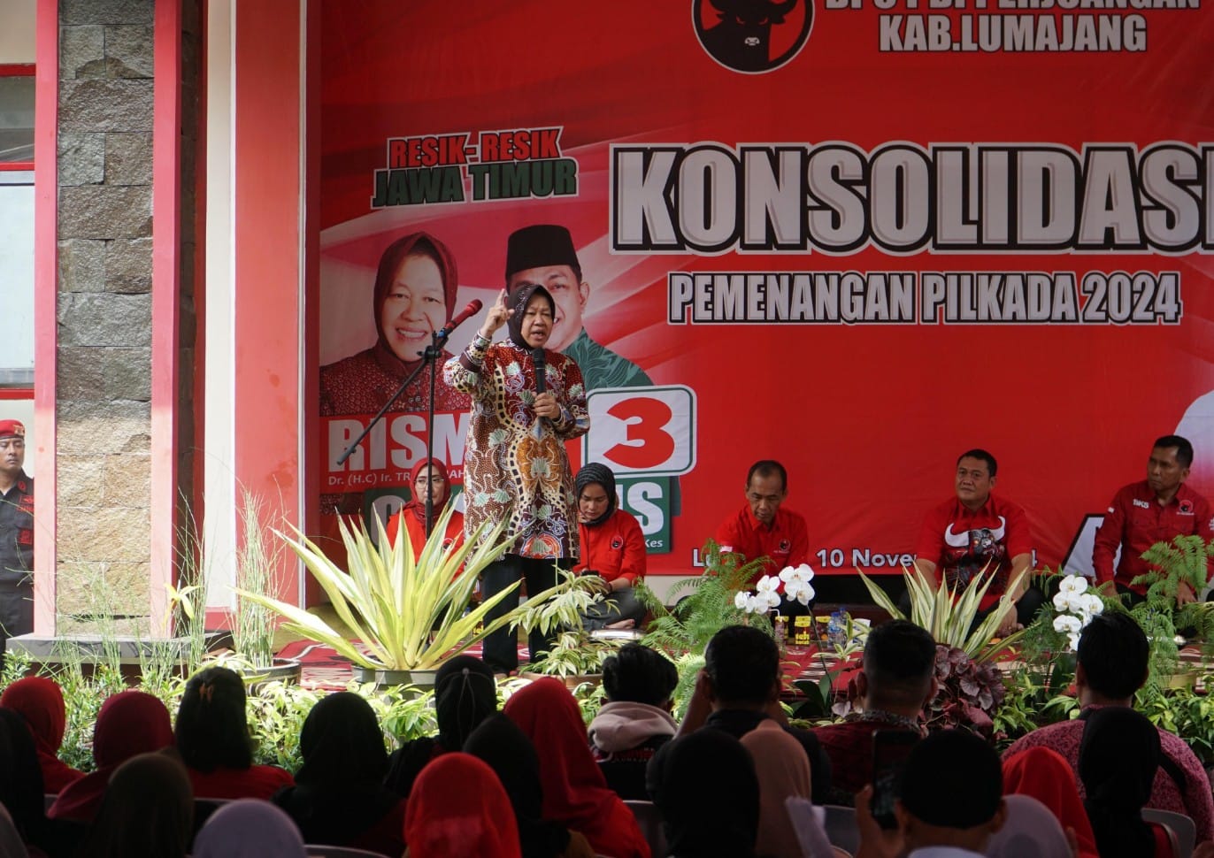 Risma Hentikan Pidato untuk Bantu Kakek Lusuh di Lumajang