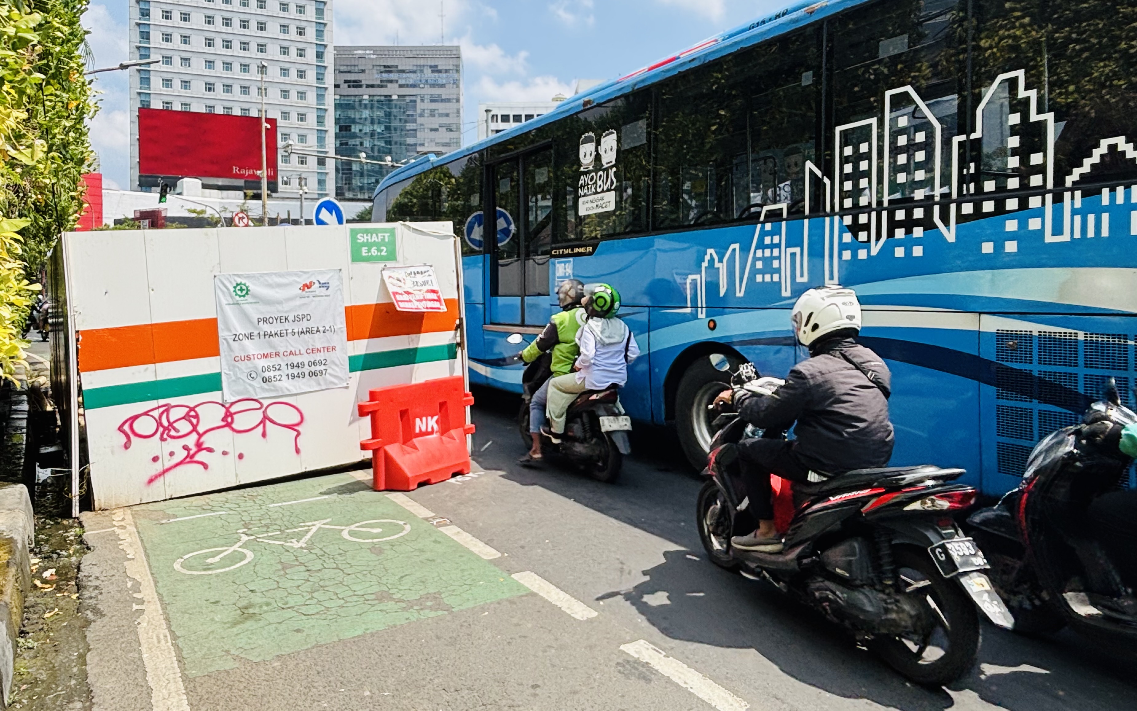 DUH! Proyek Galian Segede Gaban Makan Separuh Jalan, Pengendara di Tugu Tani Gregetan