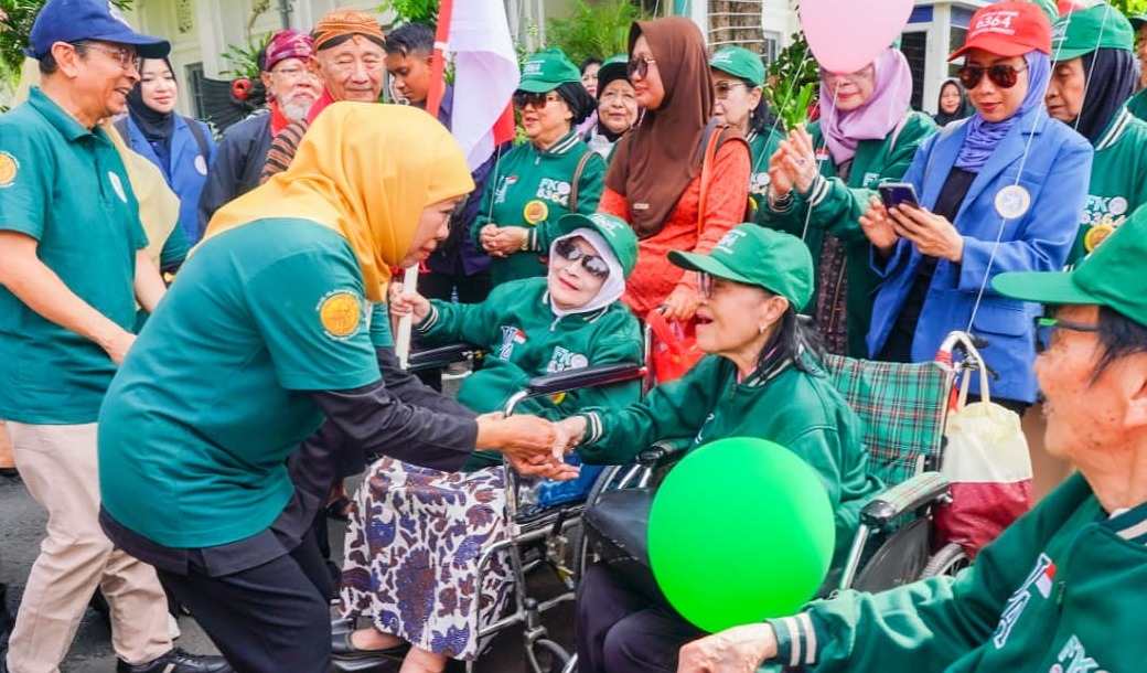 Khofifah Berangkatkan Parade Defile Dies Natalis ke-71 UNAIR dan 112 Tahun Pendidikan Dokter