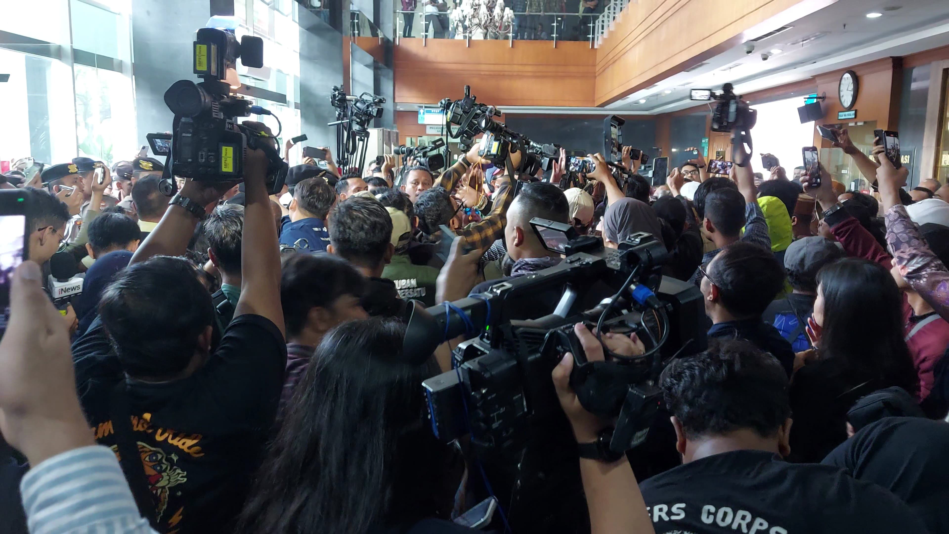 Kerusuhan Usai Vonis Sidang, Pendukung SYL Bikin Kamera Wartawan Rusak