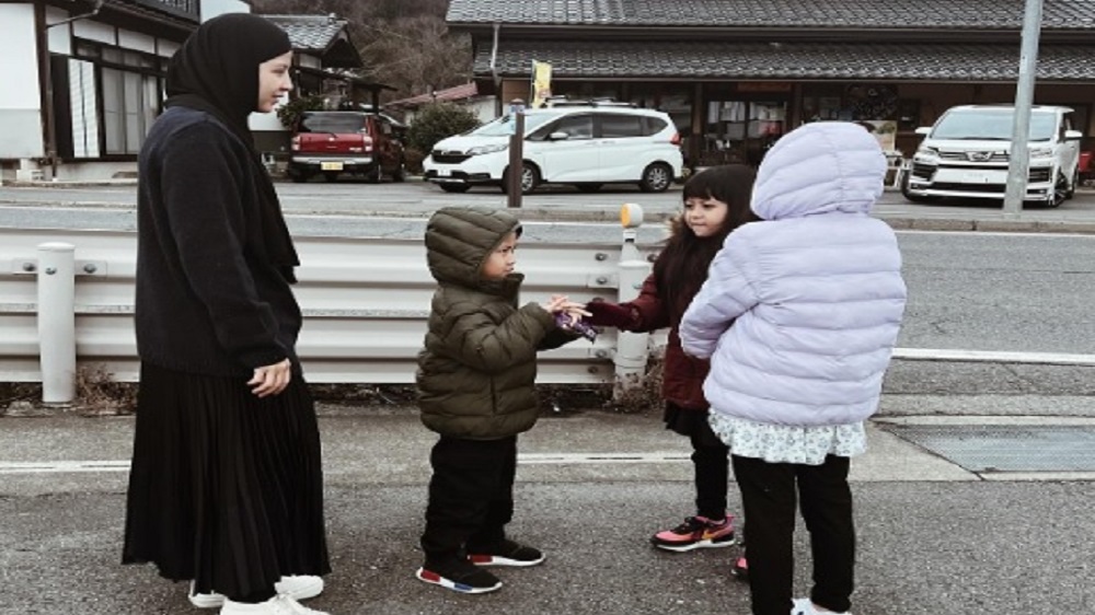 Natasha Rizky dan Desta Boyong Anak-Anak Liburan ke Jepang, Netizen Doakan Rujuk