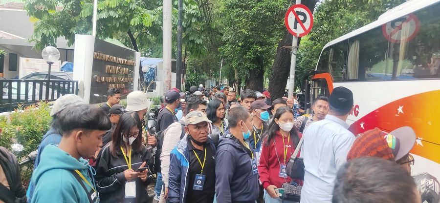 Kendarai Bus dari Malang, Puluhan Keluarga Korban Kanjuruhan Sambangi Komnas HAM