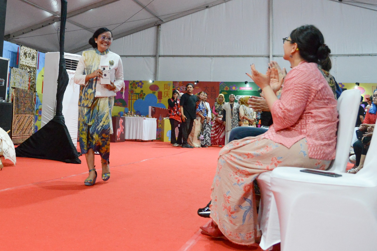 Fashion Show Tenant Imlek 2026, Wamen Ekraf Apresiasi Inovasi Lokal