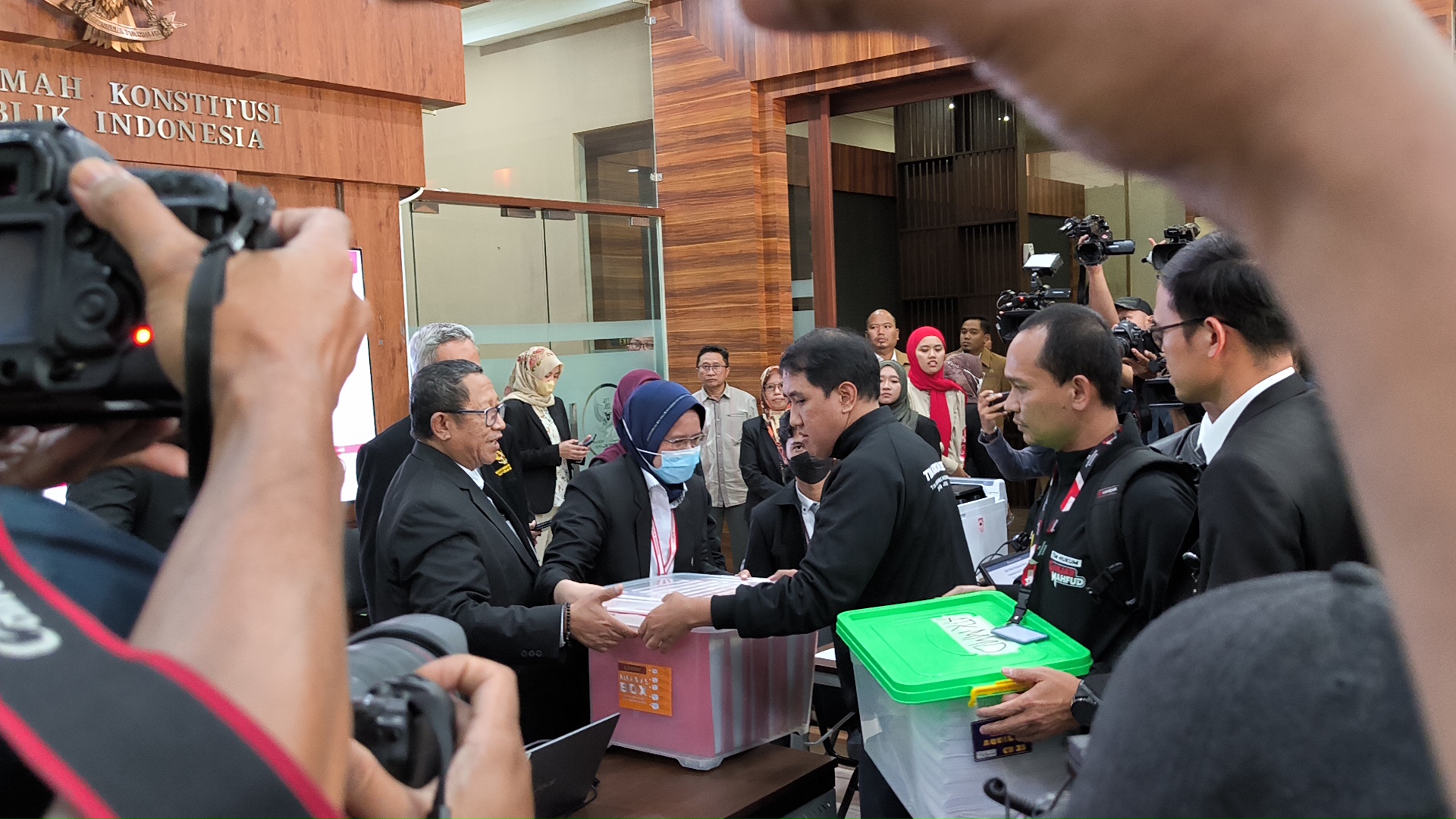 Resmi Ajukan Gugatan Hasil Pilpres ke MK, TPN Ganjar-Mahfud Siapkan Puluhan Saksi dan Ahli 