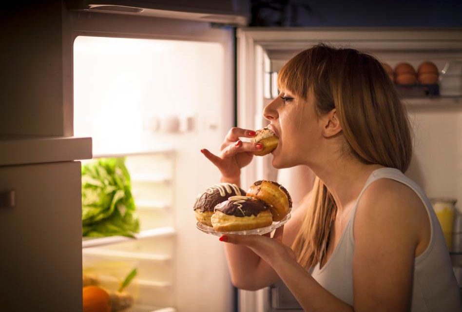 Apakah Ngemil Tengah Malam Berbahaya bagi Kesehatan? Simak Penjelasannya