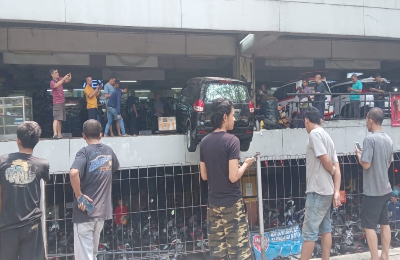 Salah Injak Rem, Mobil Tabrak Pembatas Parkiran BTC